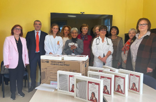 Cuneo - “Donna per Donna” dona scaldacollo e forno a microonde al reparto di Oncologia