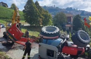 Monforte d’Alba, trattore si ribalta sulla provinciale: conducente in ospedale