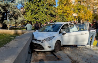 Cuneo - Auto contro la fontana di piazzale della Libertà: conducente soccorso dal 118
