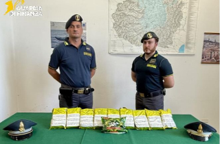 Cuneo – Sequestrati 15 chili di tabacco di contrabbando nei magazzini di due negozi