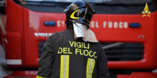 Borgo San Dalmazzo - Furgone si ribalta alla rotonda delle Alpi: conducente liberato dai Vigili del Fuoco